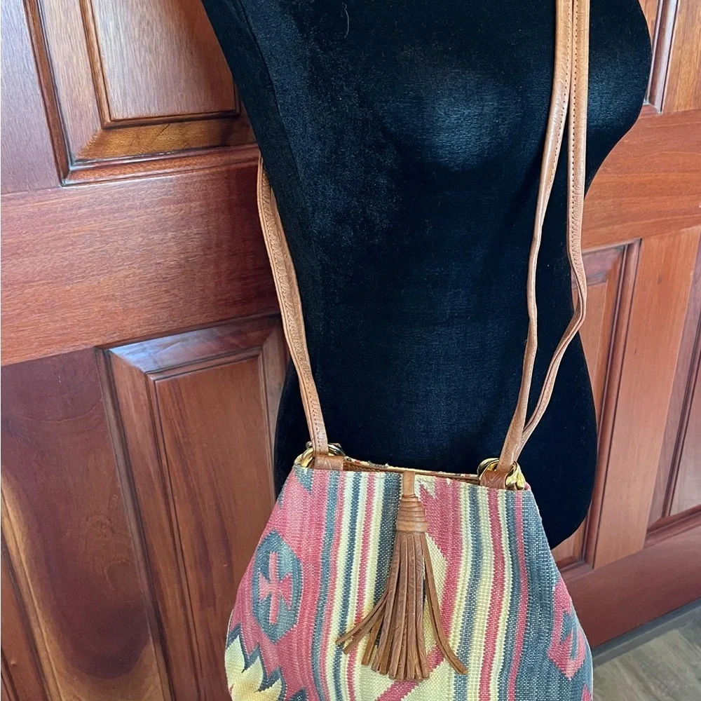 VINTAGE BOHO Western Kilim Crossbody Bucket Bag Leather Embossed Strap & Tassel - Picture 3 of 11